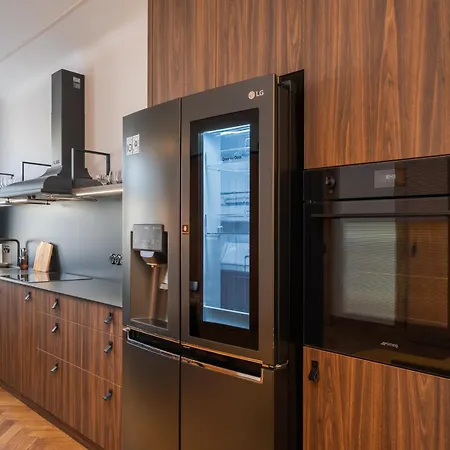 Grande Luxury Modern 3br For 8 With Parking & Lift ריגה